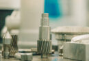 Nowoczesne technologie obróbki wzdłużnej – rola precyzyjnego prowadzenia materiału w produkcji seryjnej